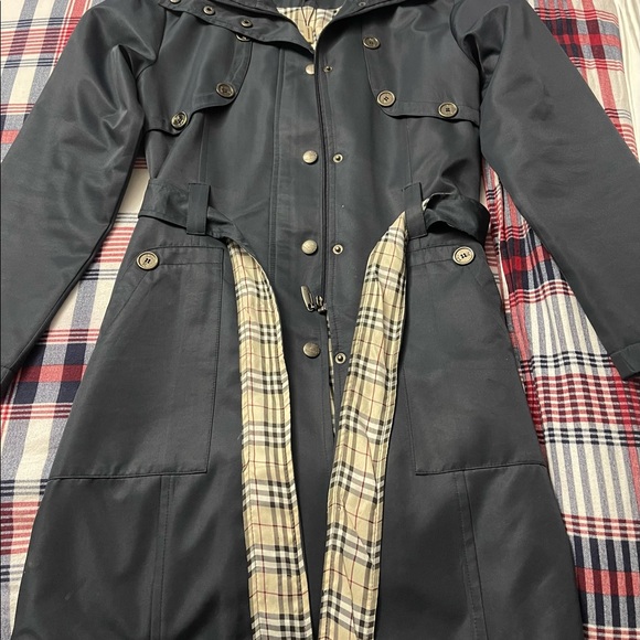 Beautiful Burberry trench Coat - Picture 3 of 3